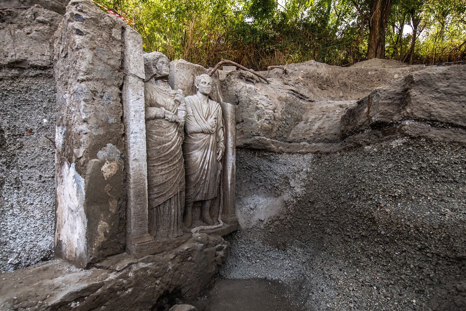 Scoperto a Pompei il rilievo funebre di una coppia a dimensioni reali