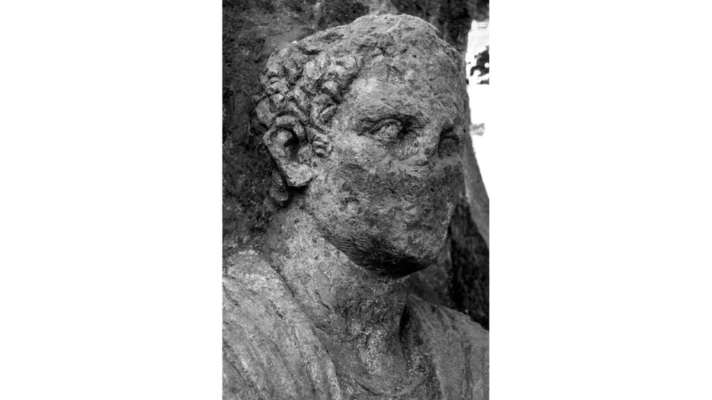 Scoperto a Pompei il rilievo funebre di una coppia a dimensioni reali