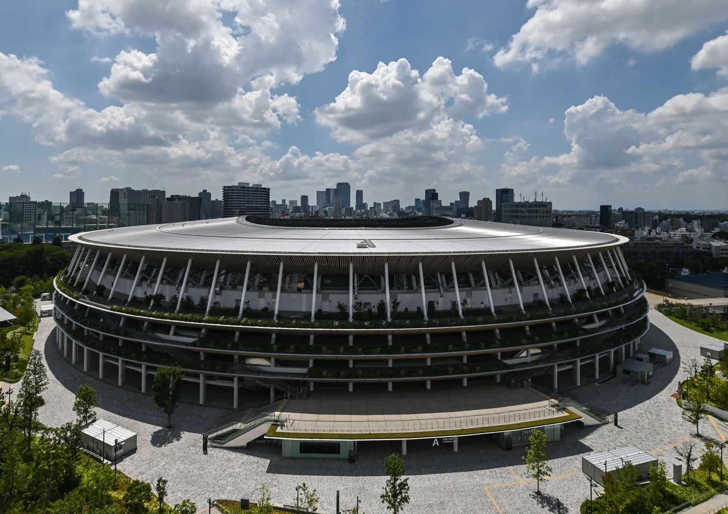 Il nuovo Stadio Nazionale di Tokyo, progettato da Kengo Kuma, sede principale dei Giochi Olimpici e Paraolimpici del 2021.