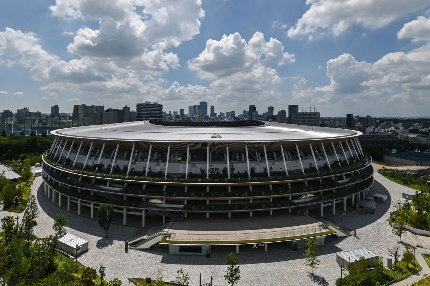 Il nuovo Stadio Nazionale di Tokyo, progettato da Kengo Kuma, sede principale dei Giochi Olimpici e Paraolimpici del 2021.