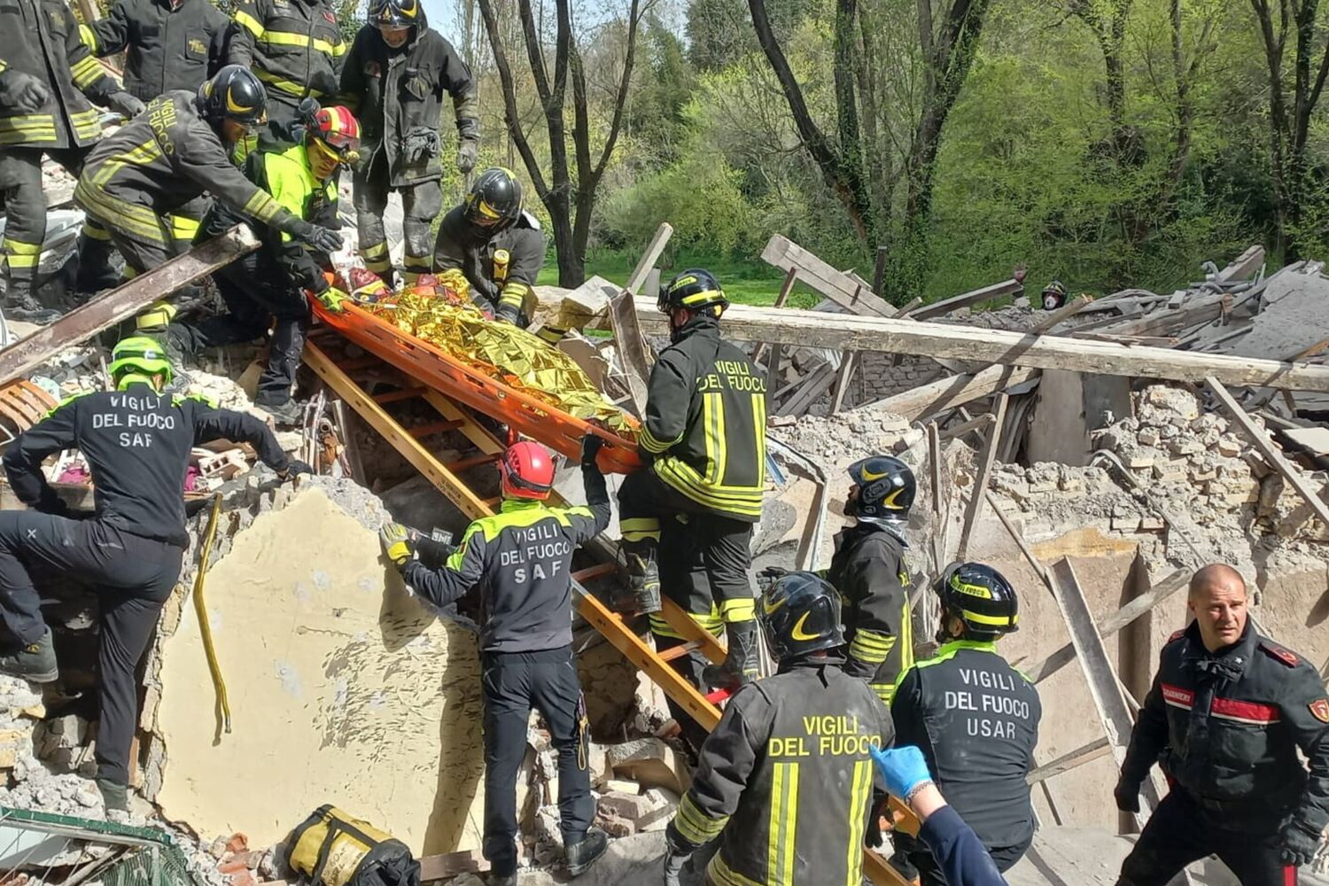 L'uomo estratto vivo dalle macerie del crollo della palazzina a Monteverde