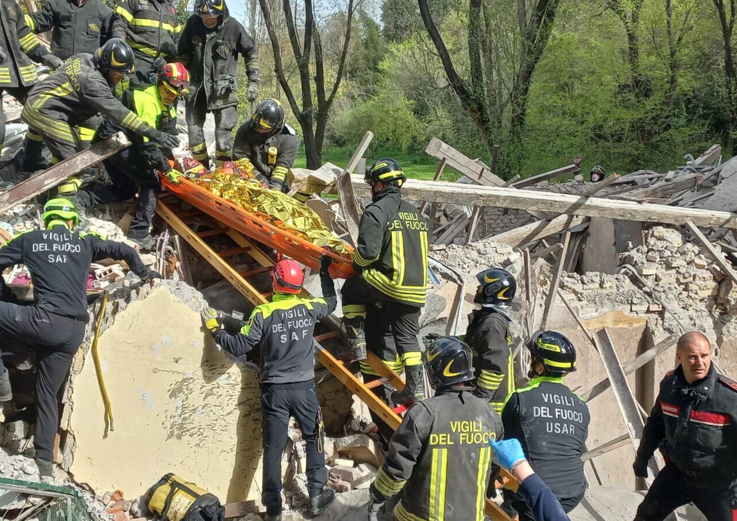 L'uomo estratto vivo dalle macerie del crollo della palazzina a Monteverde