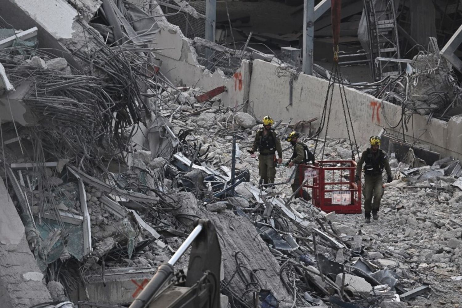 La giunta militare prosegue gli attacchi nonostante il terremoto