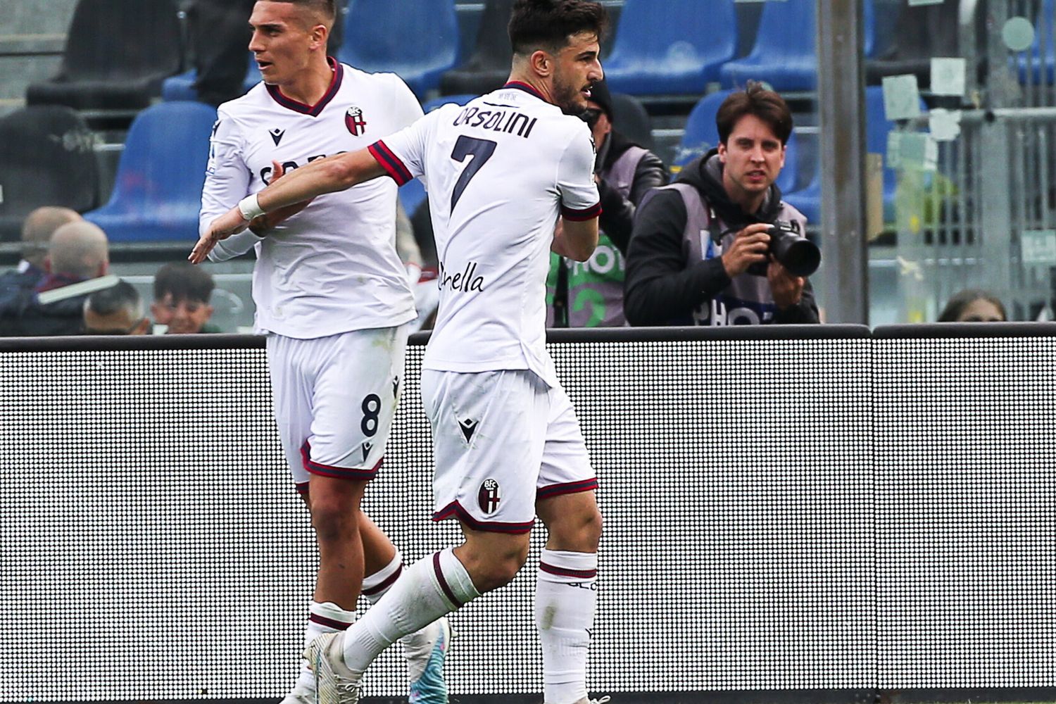 Orsolini esulta dopo un gol con il Bologna
