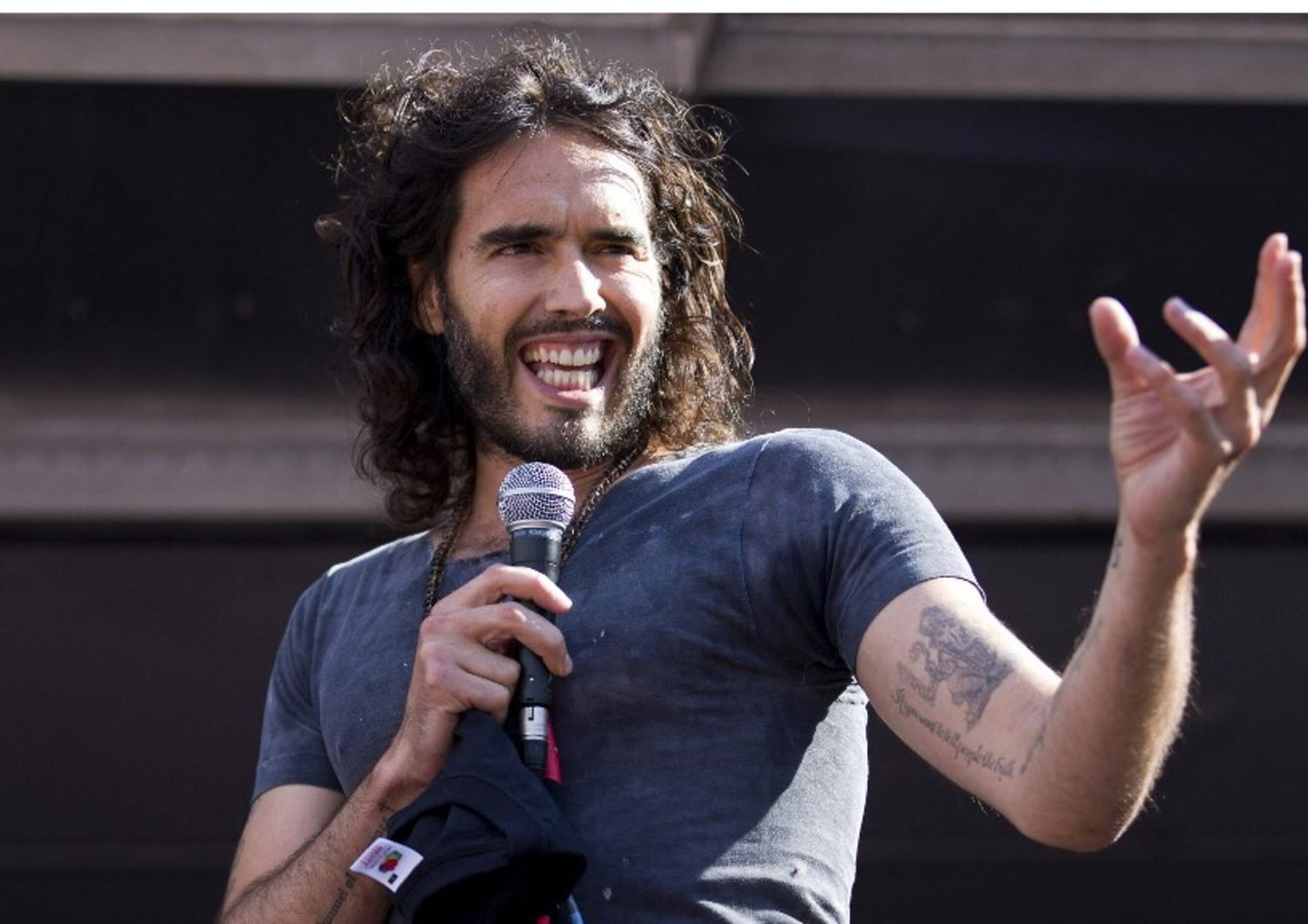 Russell Brand, ex marito di Katy Perry, è accusato di stupro e altri reati sessuali