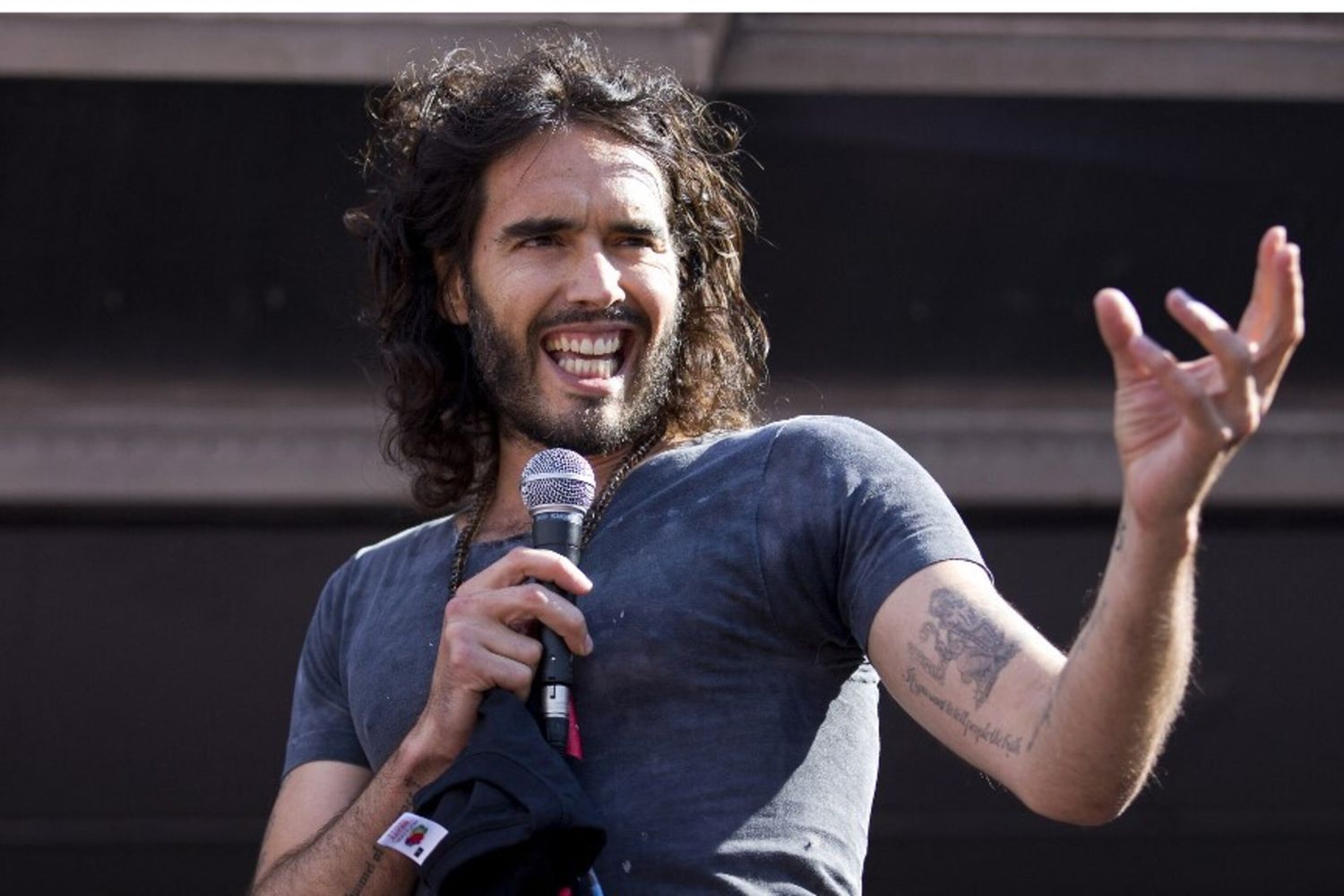 Russell Brand, ex marito di Katy Perry, è accusato di stupro e altri reati sessuali