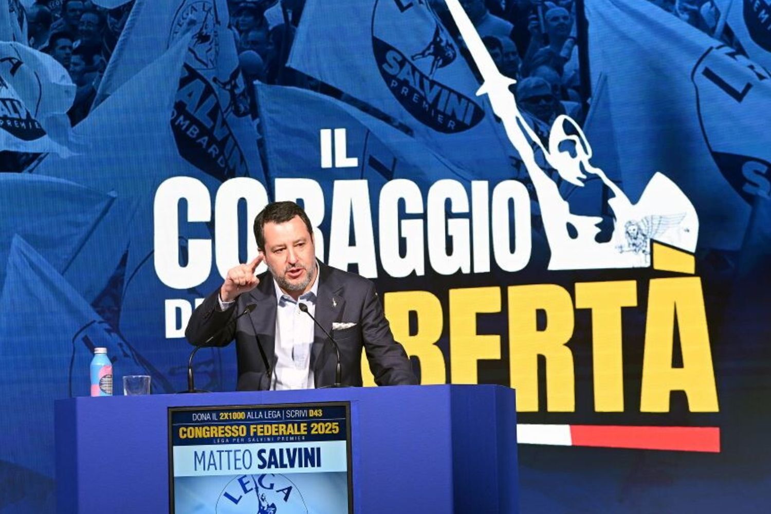Salvini apre il congresso di Firenze