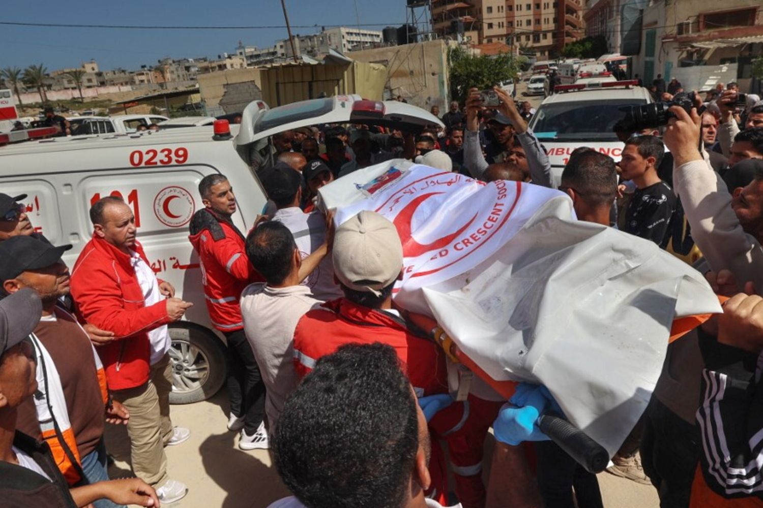 I corpi del personale della Mezzaluna Rossa