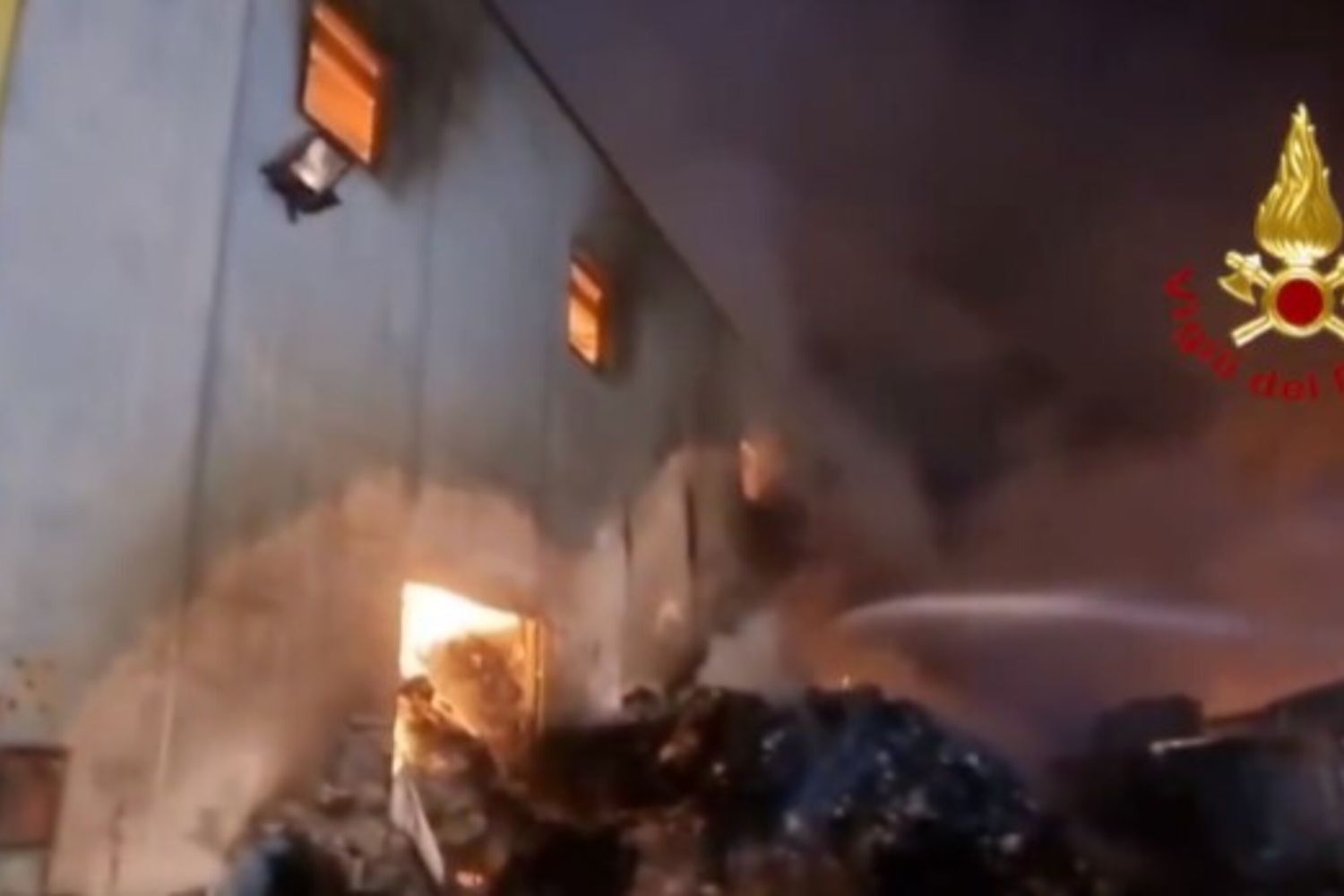 Sito di stoccaggio ecoballe in fiamme a Scafati