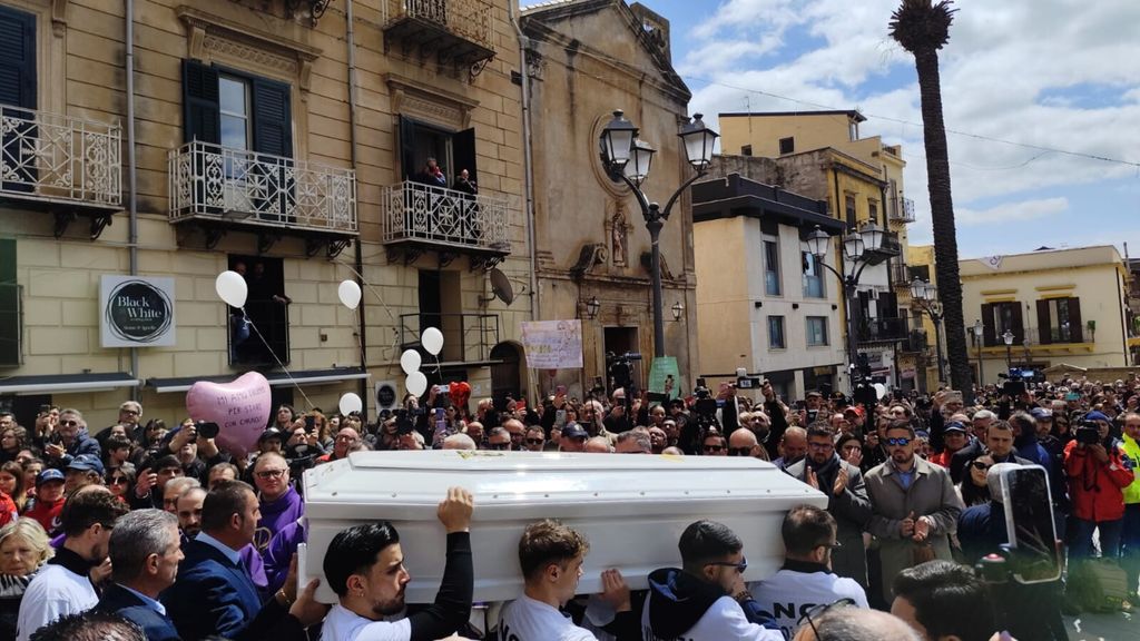 L'ultimo saluto a Sara Campanella, "l'amore non uccide"