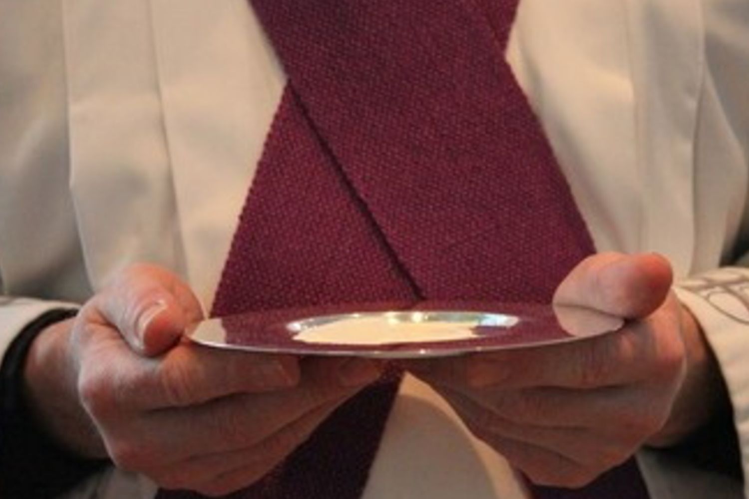 prete sacerdote comunione sacramento - pixabay