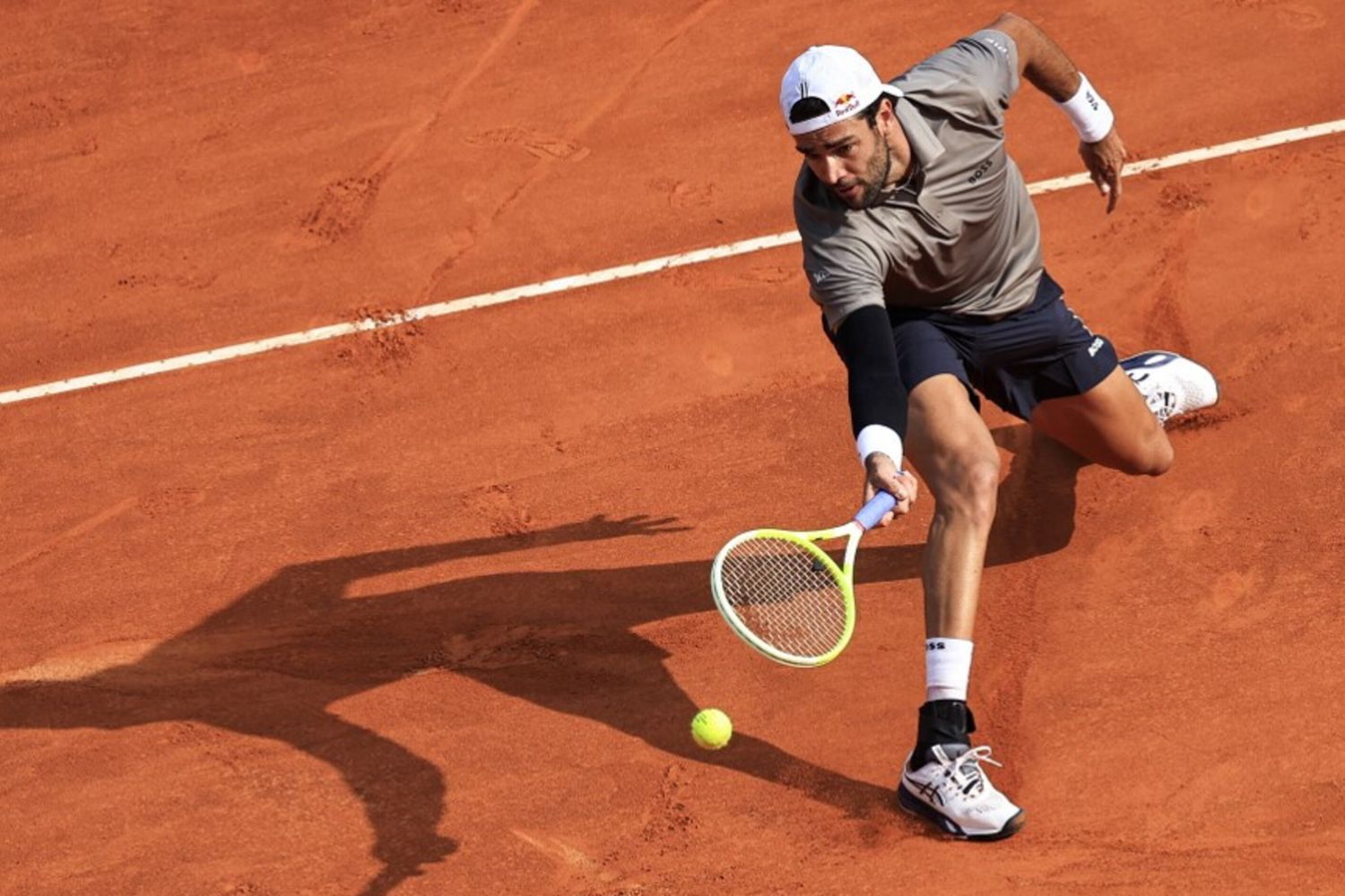 Berrettini batte Zverev a Montecarlo e regala un sorriso all'amico Sinner