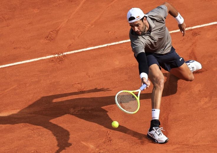 Berrettini batte Zverev a Montecarlo e regala un sorriso all'amico Sinner