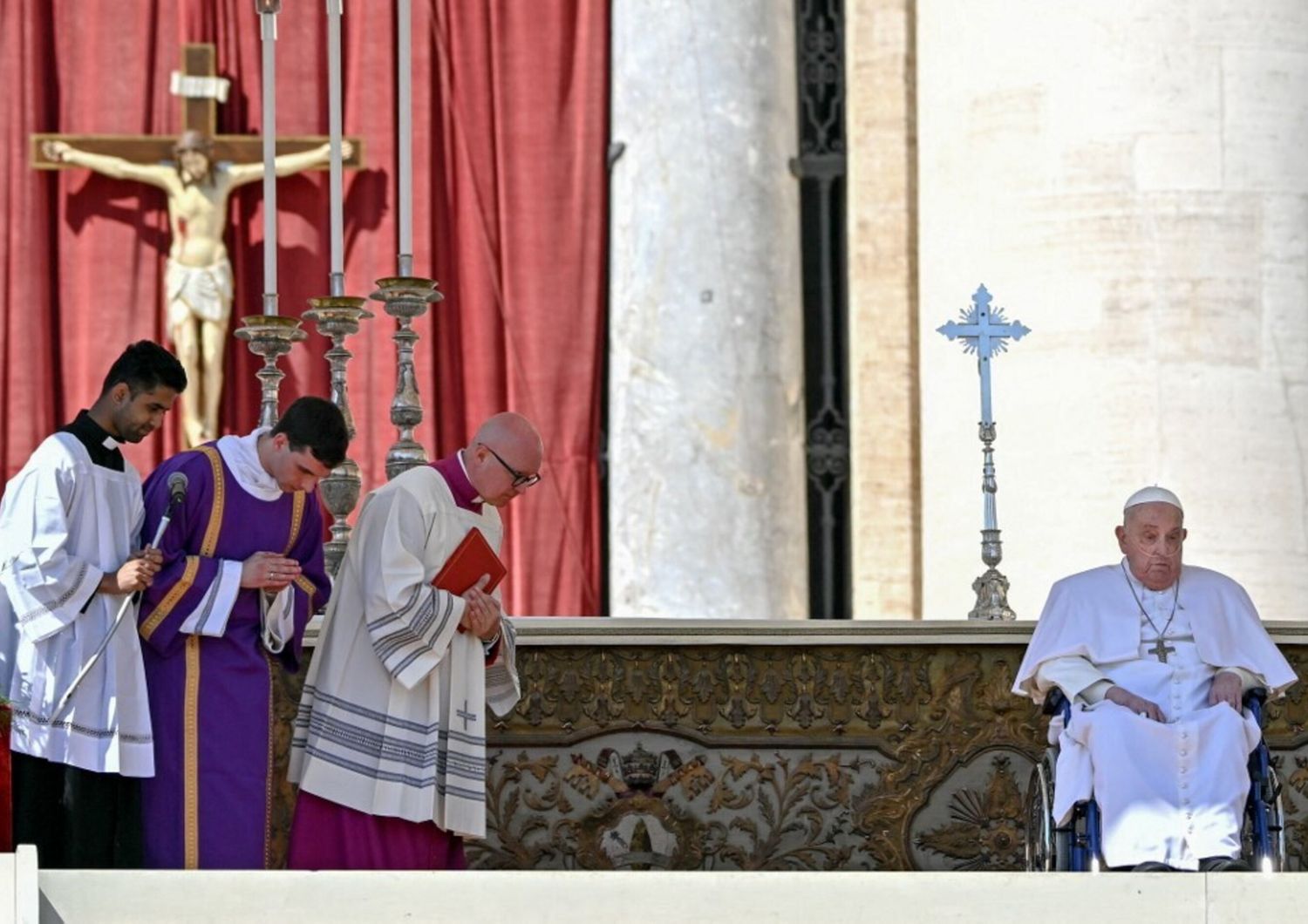 Papa Francesco migliora ma per i riti di Pasqua "si vedrà, evento per evento"
