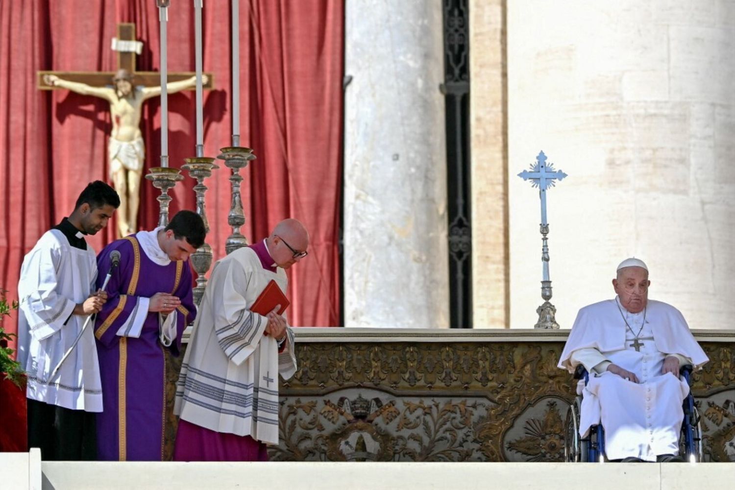 Papa Francesco migliora ma per i riti di Pasqua "si vedrà, evento per evento"