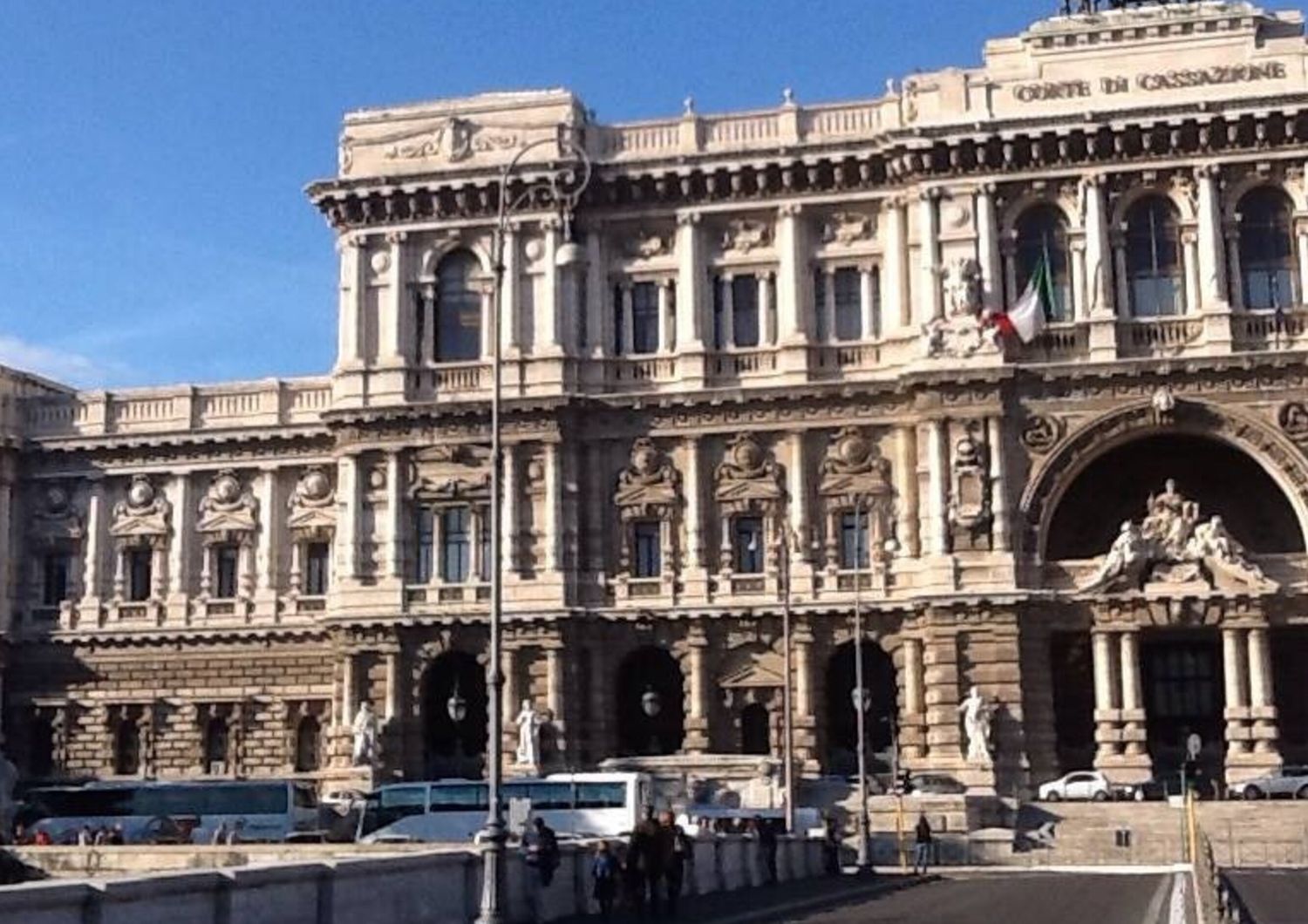 La Cassazione: sulla carta d'identità dei minori torna la dicitura 'genitori'. No a "padre" e a "madre"