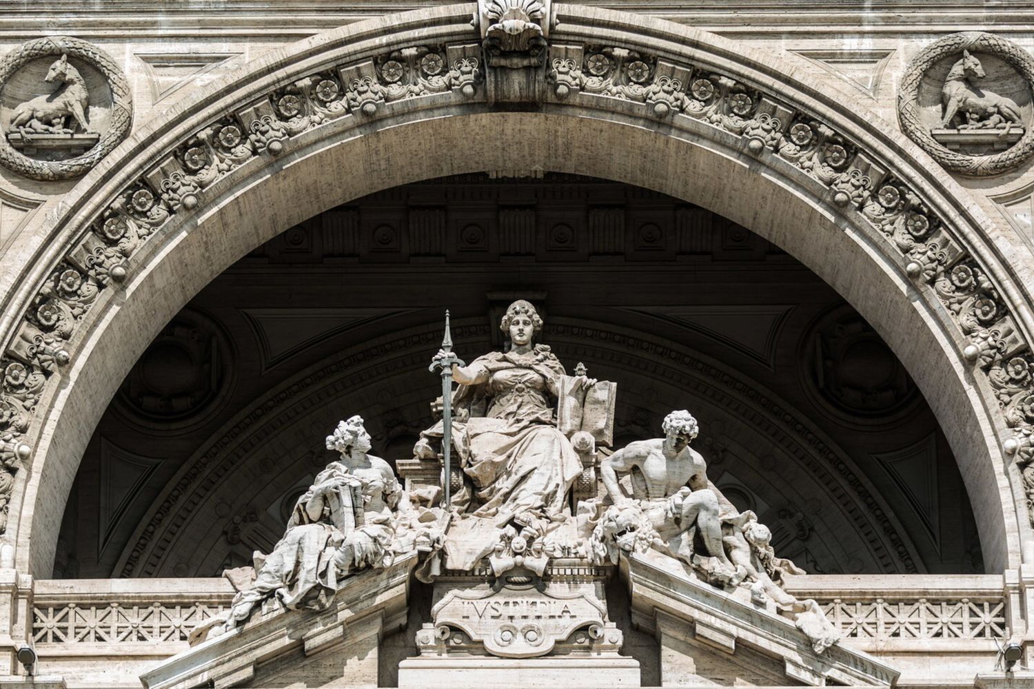 Morì per sfuggire all'attacco di tre cani incustoditi, la Cassazione condanna il proprietario degli animali