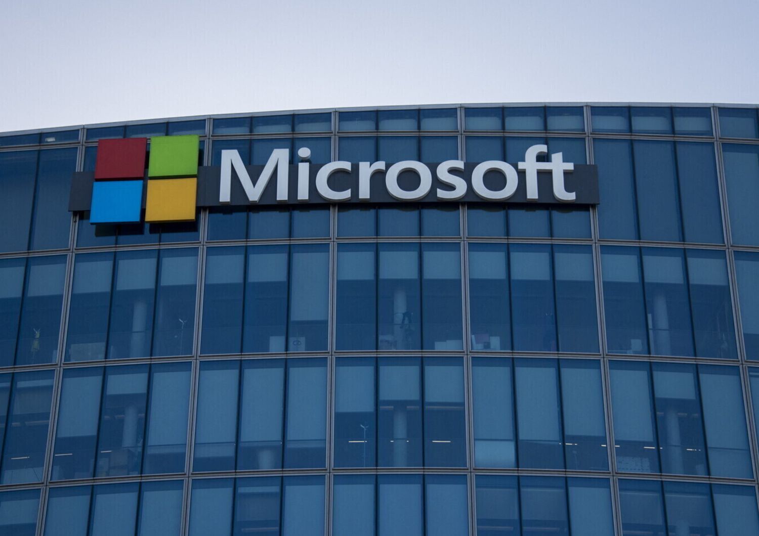 Microsoft rinvia un piano di investimento da 1 miliardo di dollari, che cosa sta succedendo