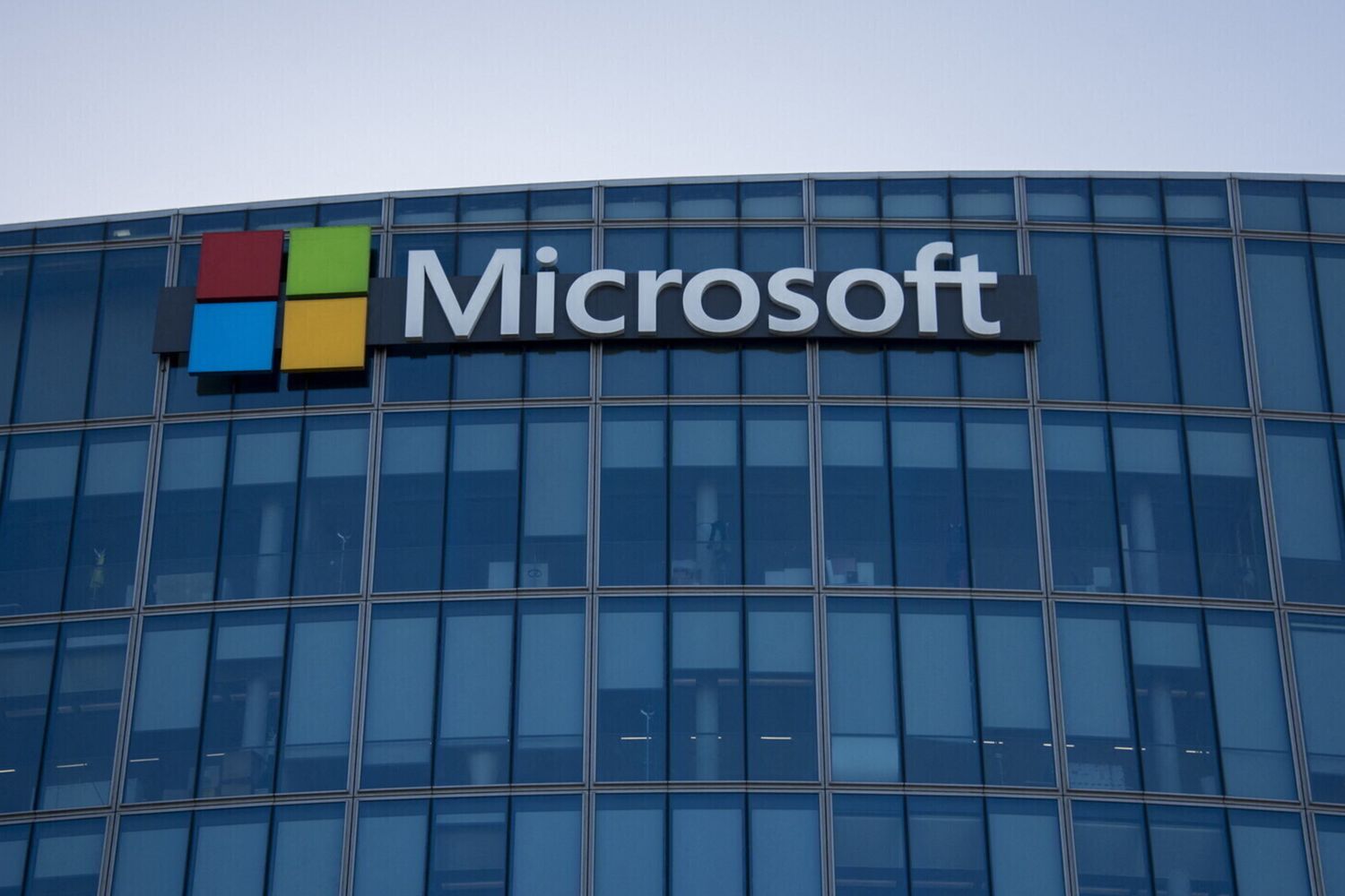 Microsoft rinvia un piano di investimento da 1 miliardo di dollari, che cosa sta succedendo