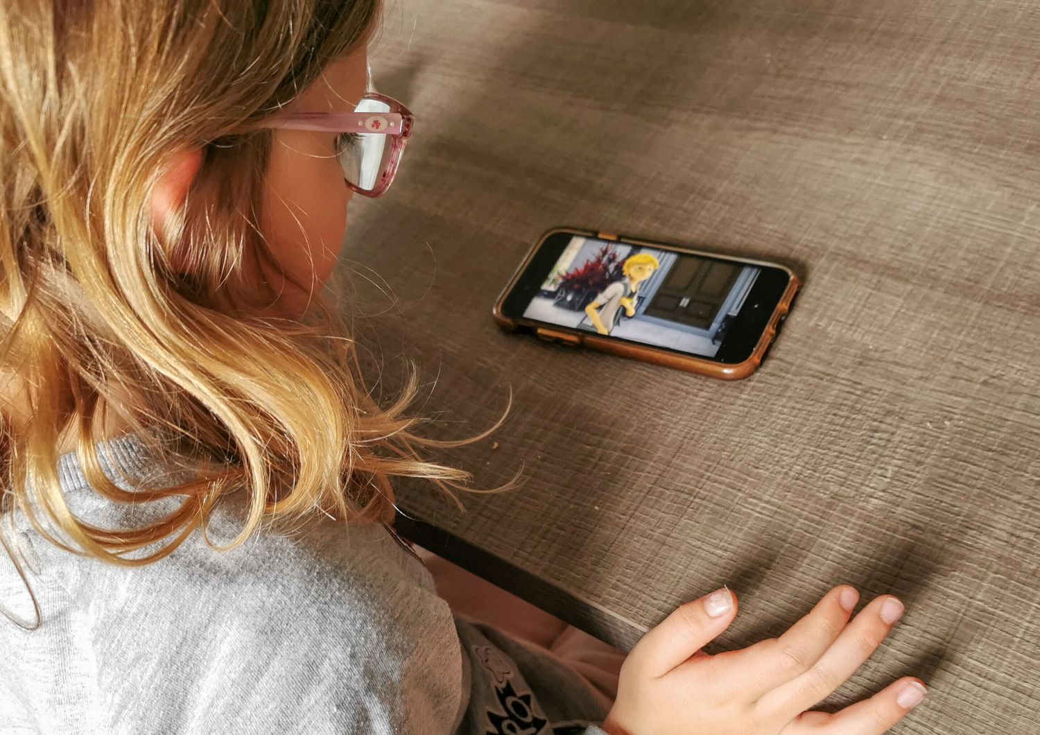 Bambina con uno smartphone
