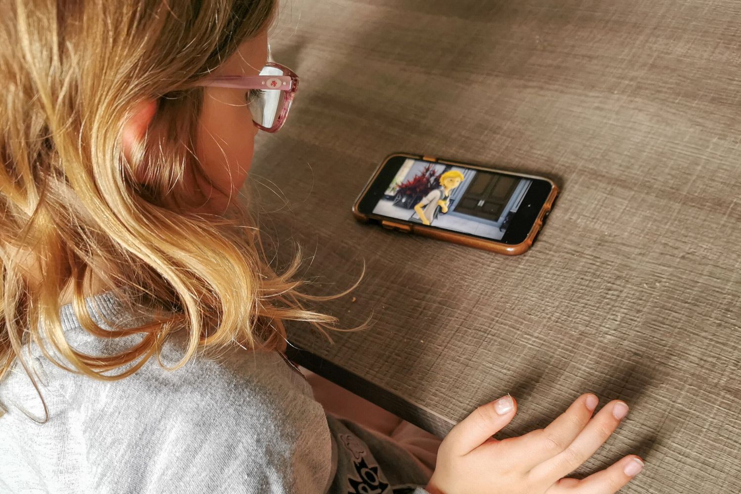 Bambina con uno smartphone