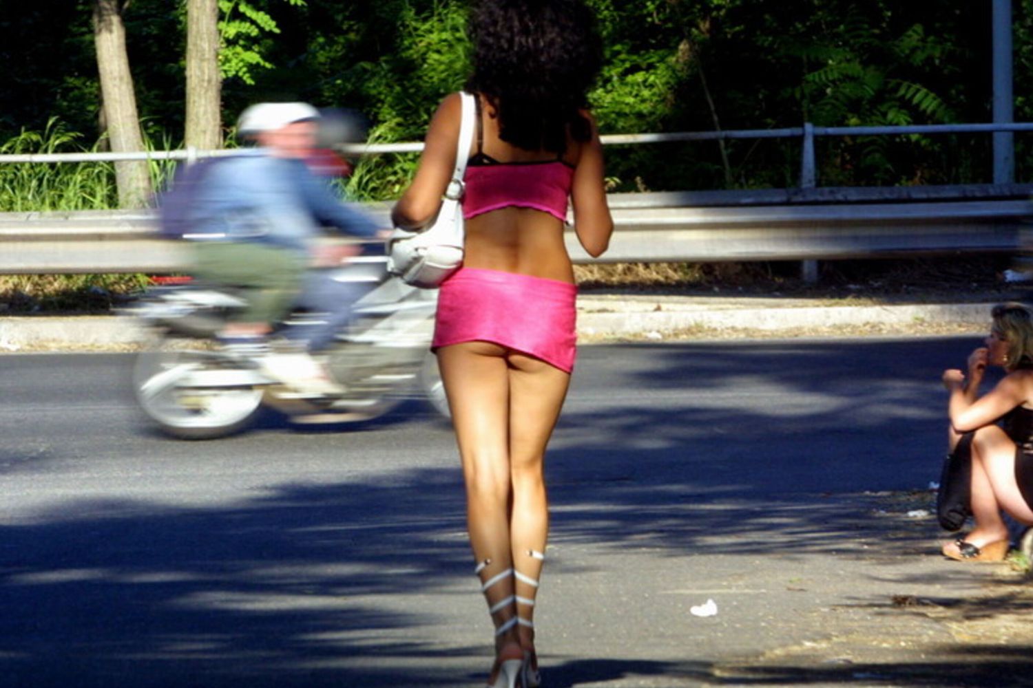 &nbsp;Una prostituta lungo una via consolare a Roma