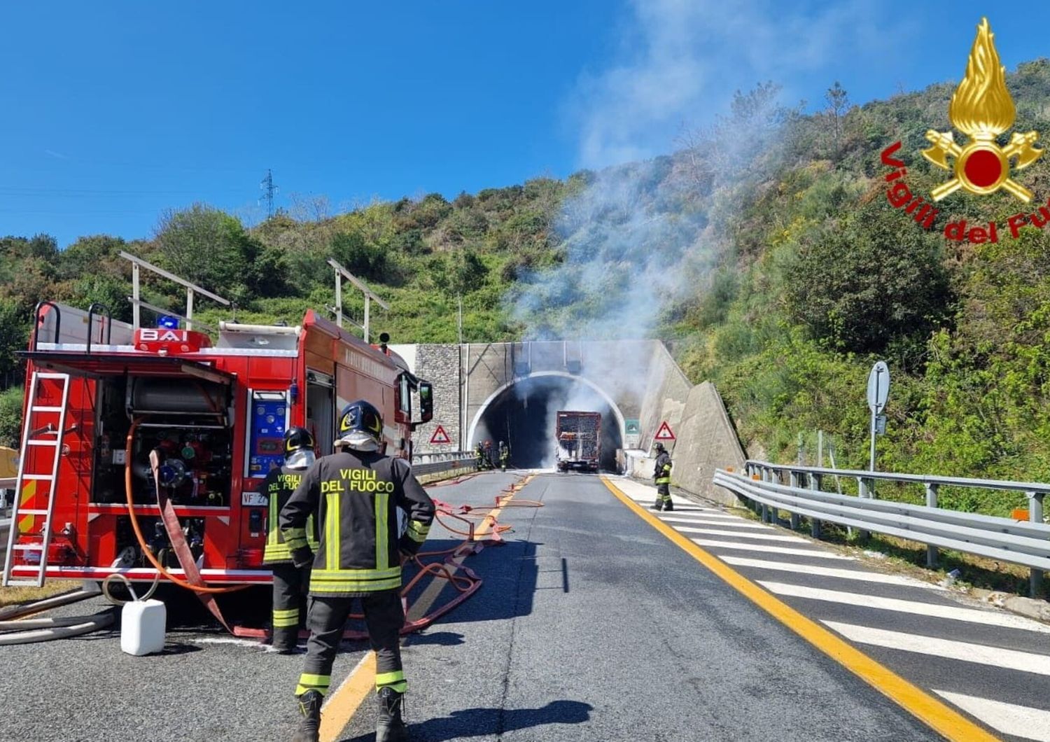 Tir in fiamme in galleria, Liguria tagliata a metà da 10 ore