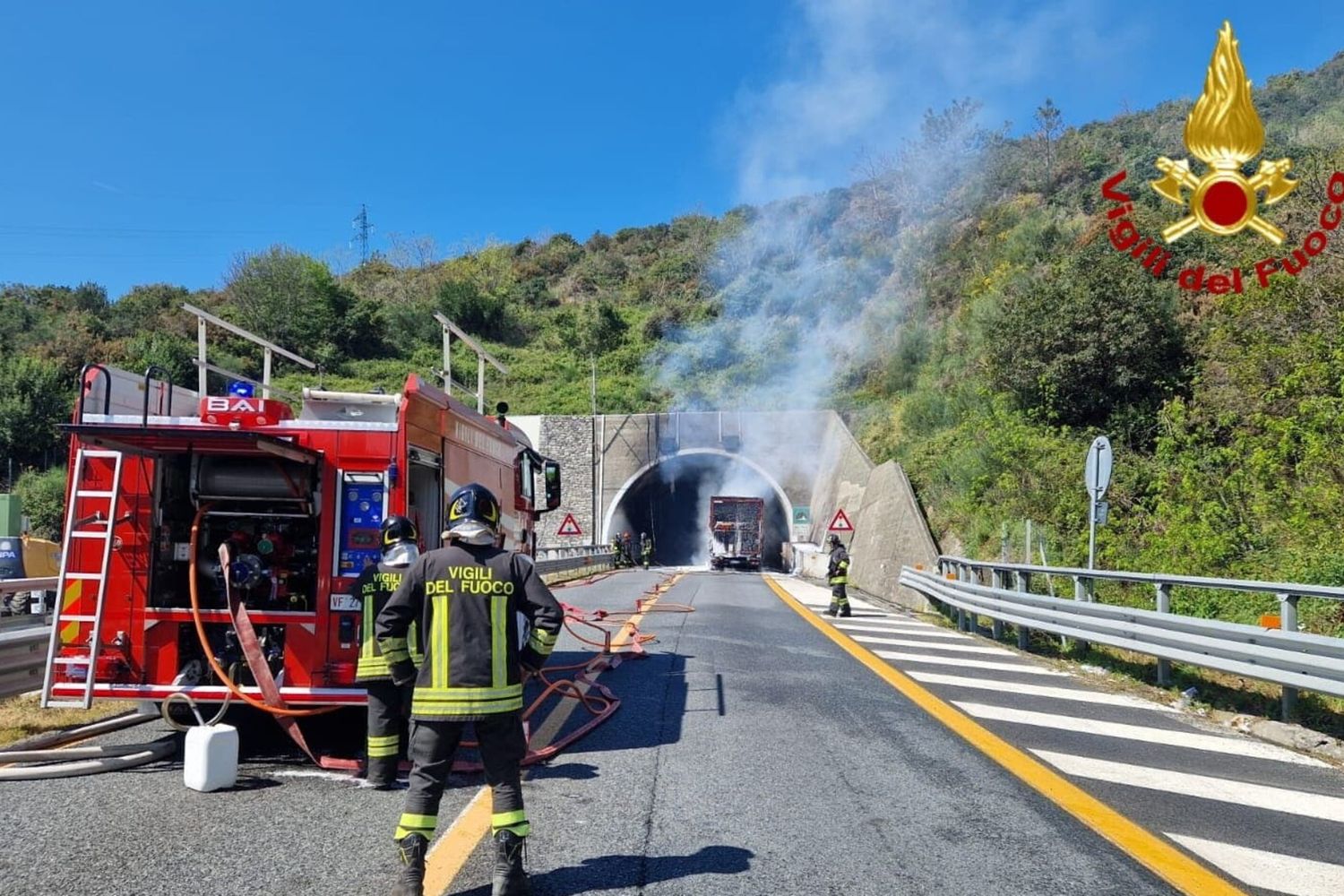 Tir in fiamme in galleria, Liguria tagliata a metà da 10 ore
