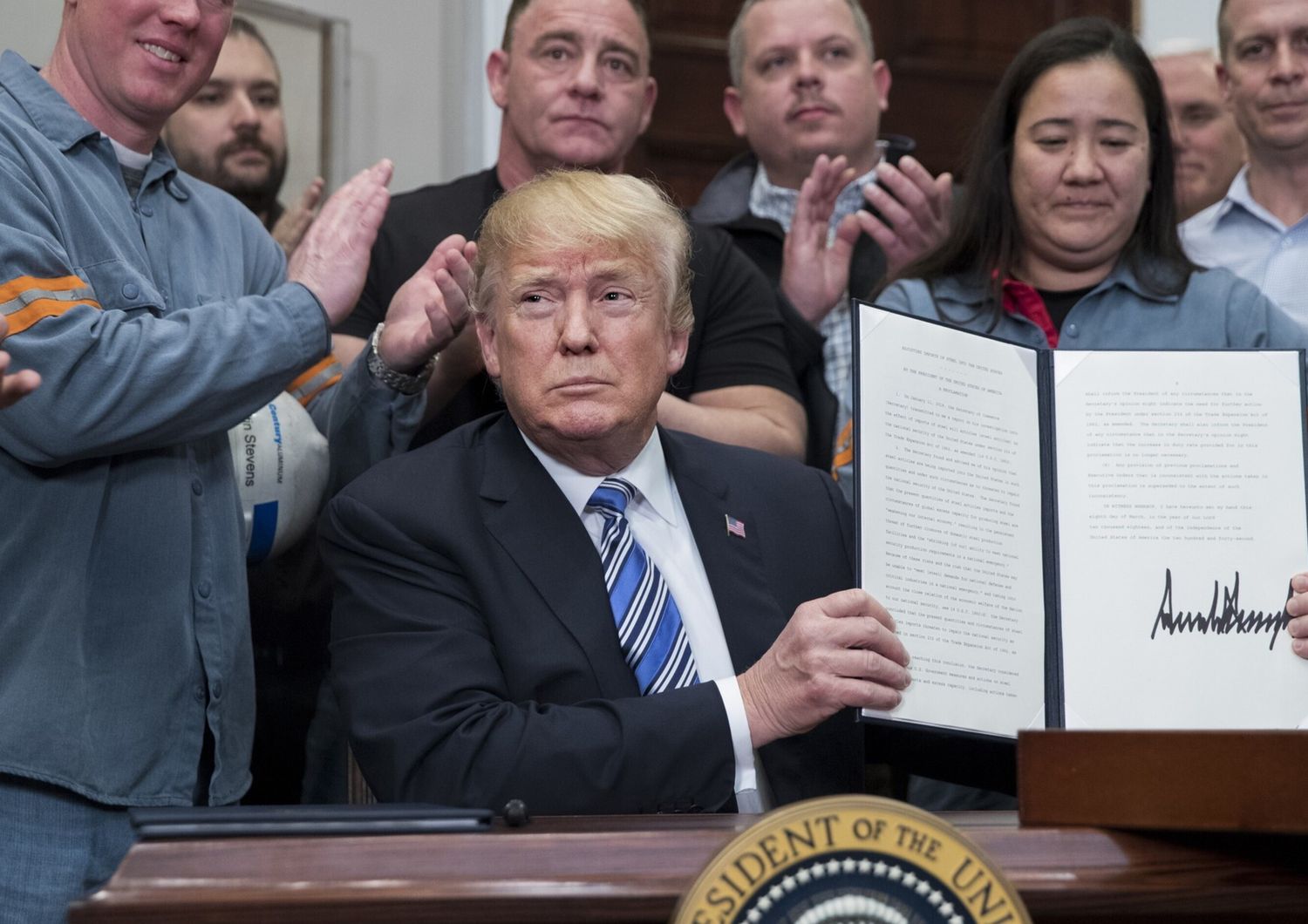 &nbsp;Donald Trump dopo aver firmato il provvedimento sui dazi