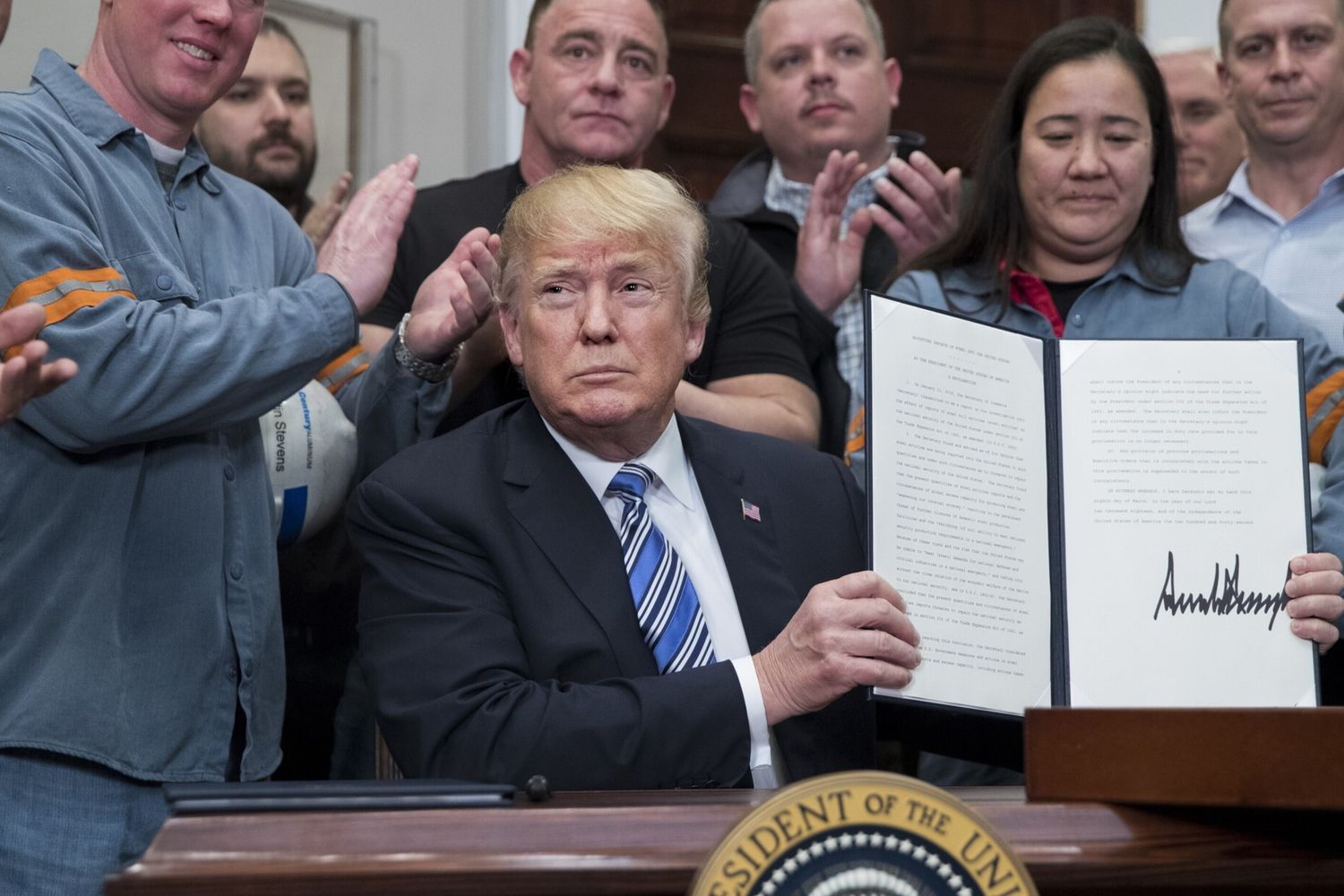 &nbsp;Donald Trump dopo aver firmato il provvedimento sui dazi