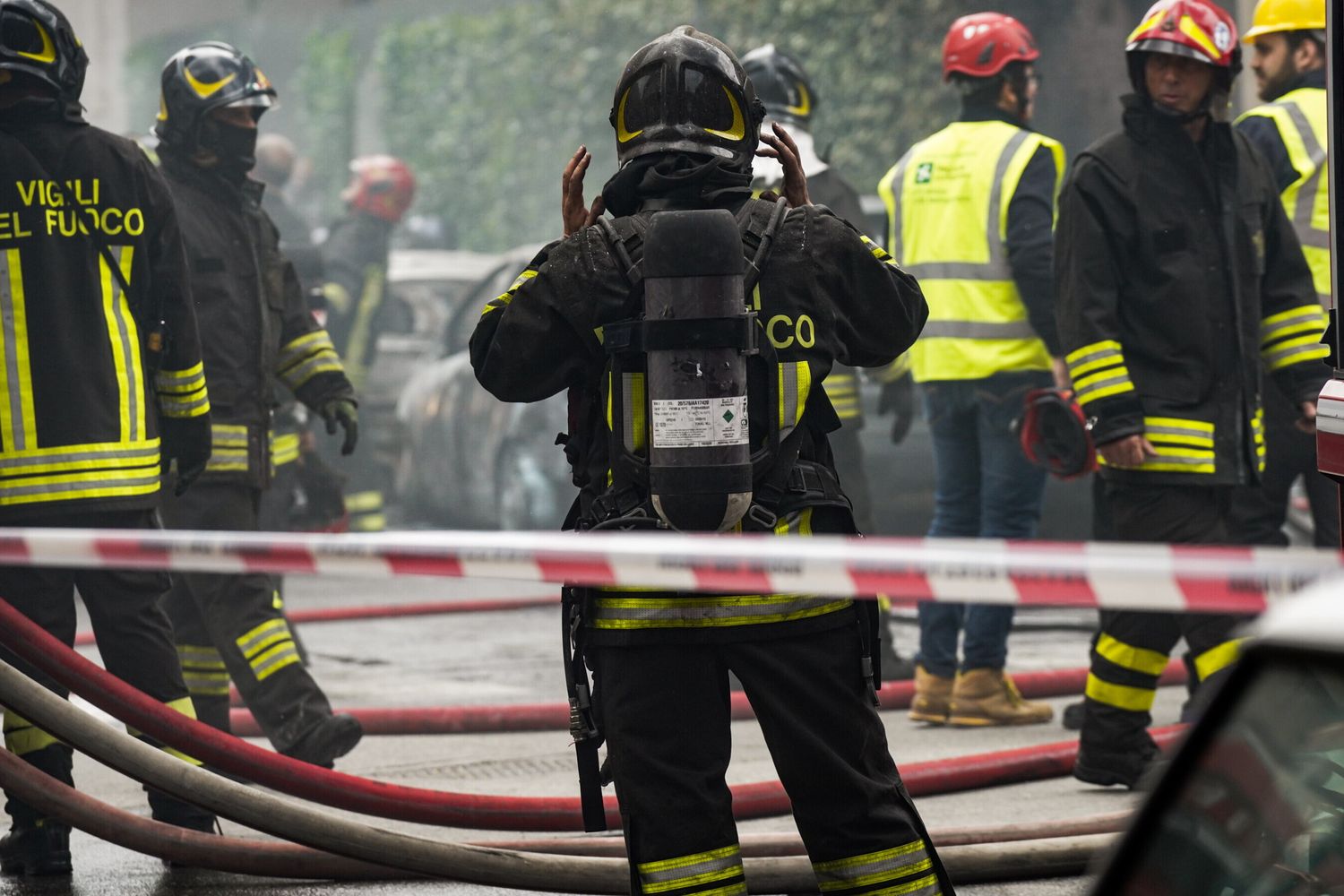 Vigili del fuoco intervengono in un incendio