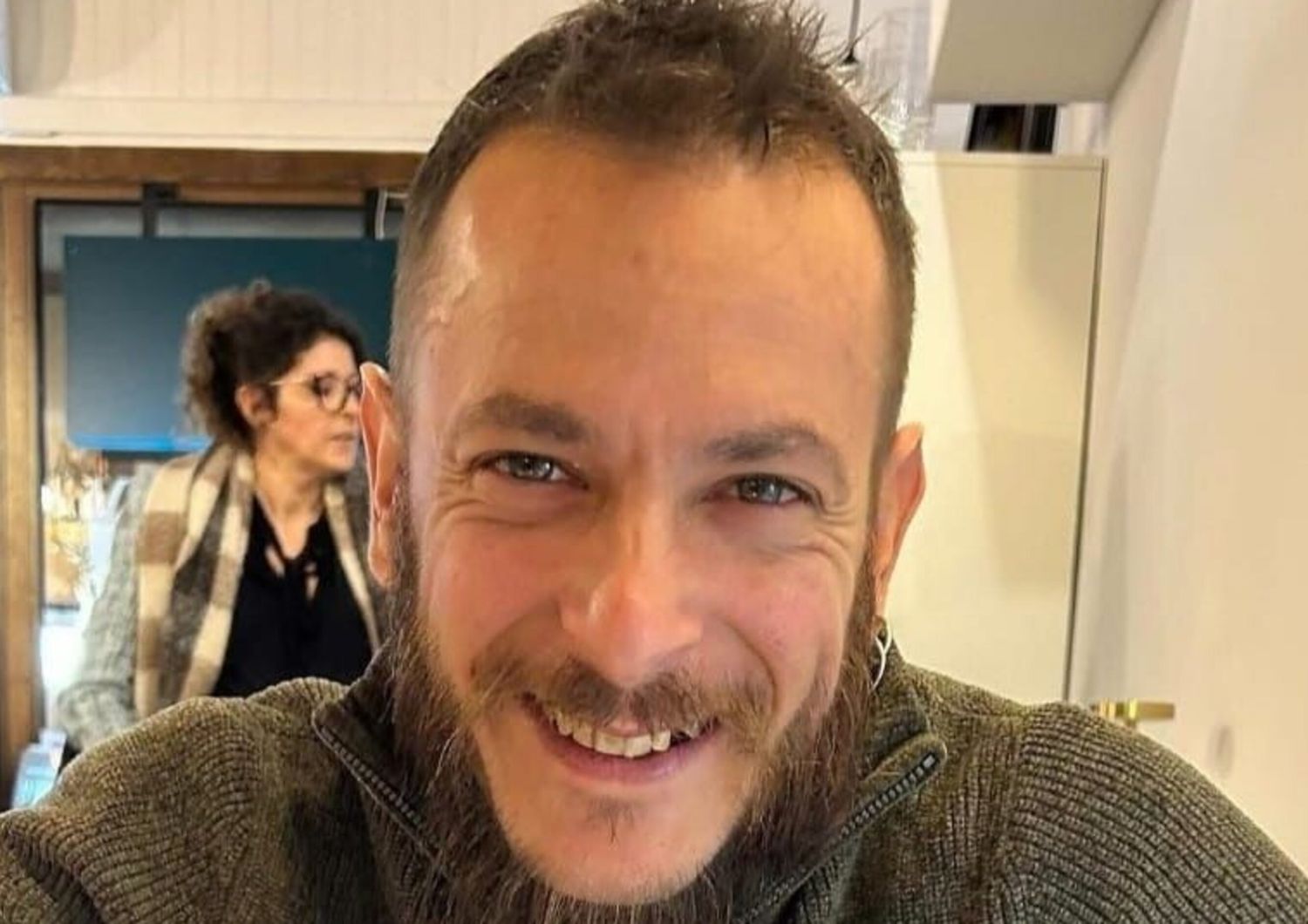 Ancora morti sul lavoro: un operaio travolto da vetrate e infissi. E un altro che cade da una scala mentre tinteggia