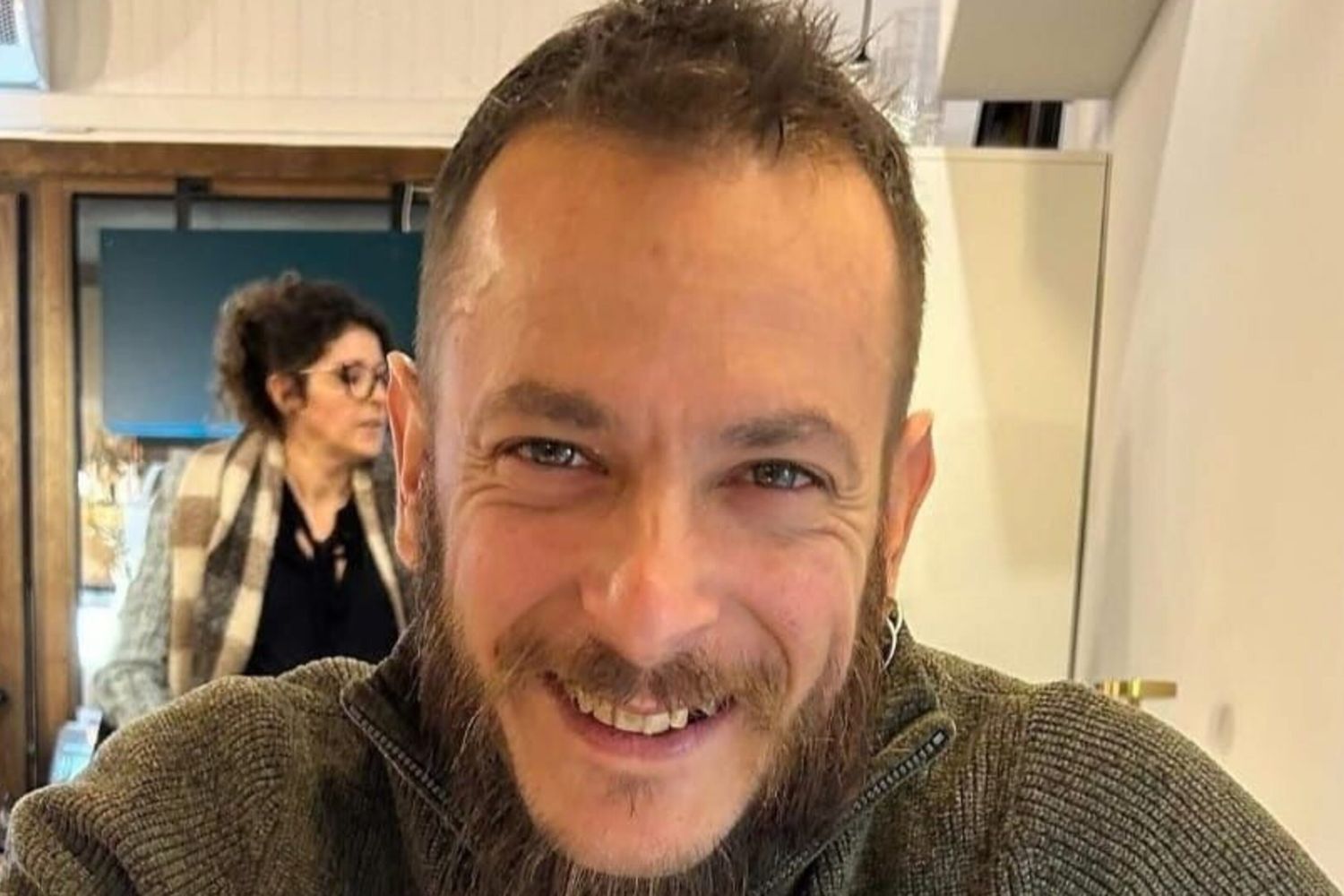 Ancora morti sul lavoro: un operaio travolto da vetrate e infissi. E un altro che cade da una scala mentre tinteggia