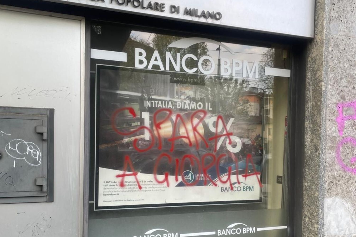 "Spara a Giorgia", scritta choc contro la premier al corteo a Milano pro-Palestina