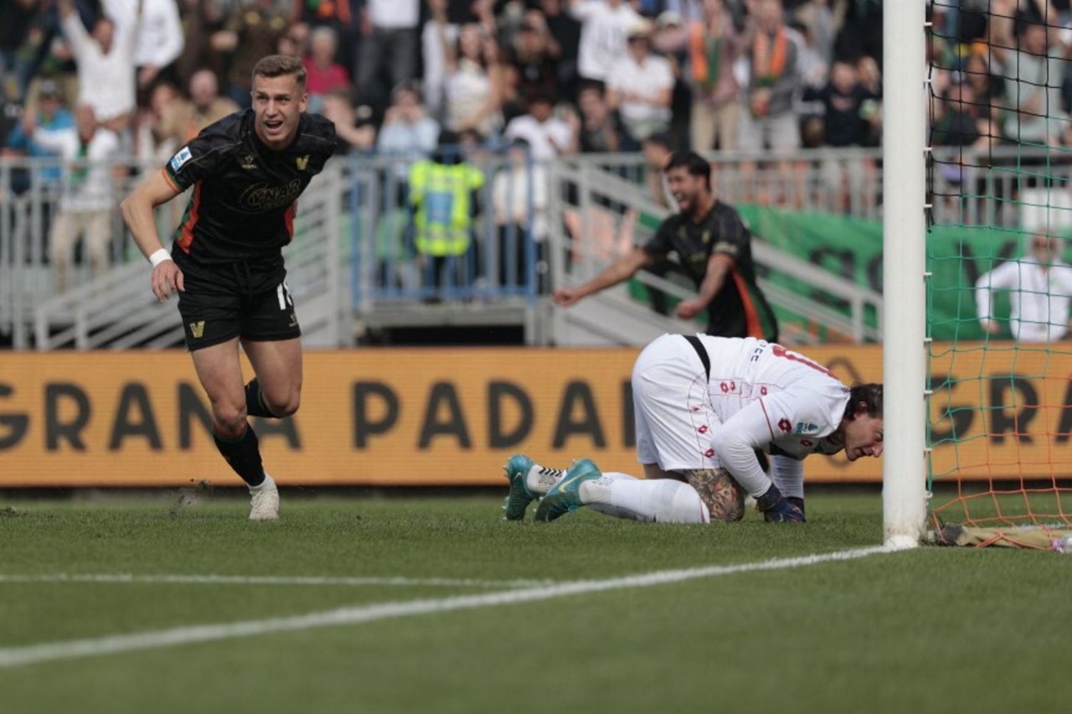 Il Venezia batte il Monza 1-0 e spera ancora nella salvezza