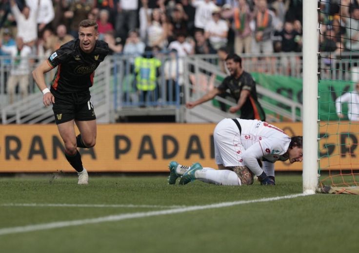 Il Venezia batte il Monza 1-0 e spera ancora nella salvezza
