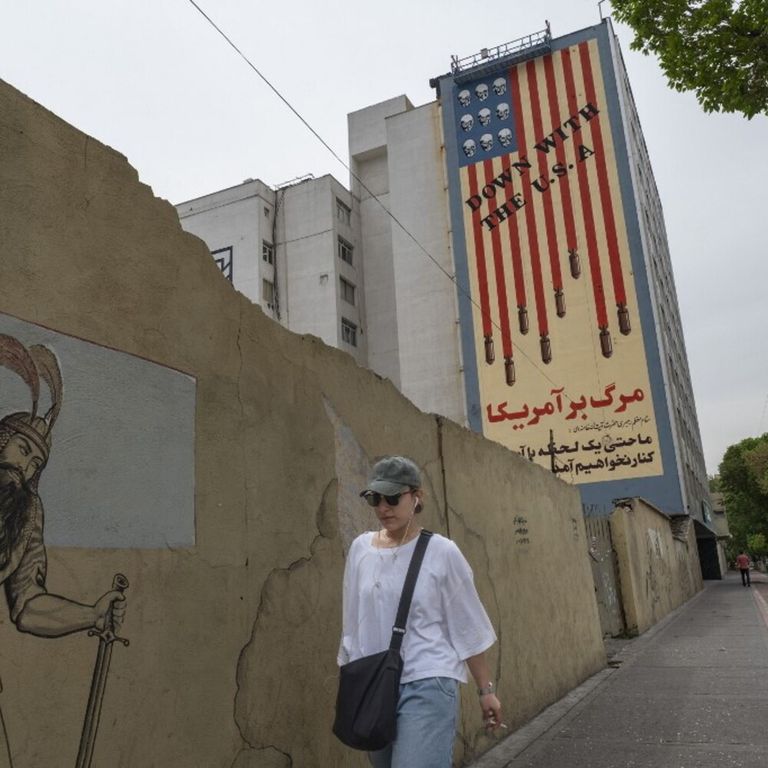 Murale anti-USA nel centro di Teheran