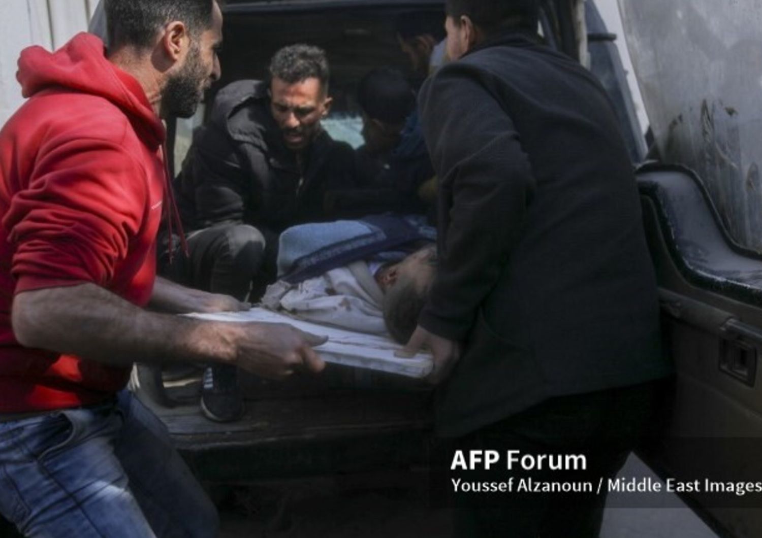 Gaza, distrutto l'ospedale