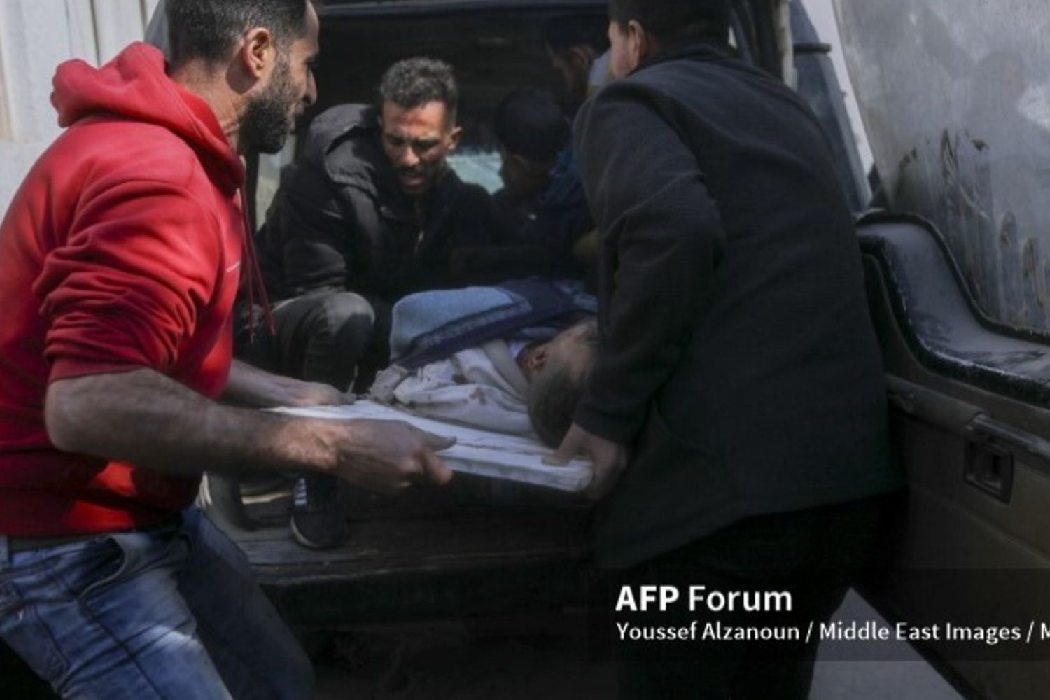 Gaza, distrutto l'ospedale