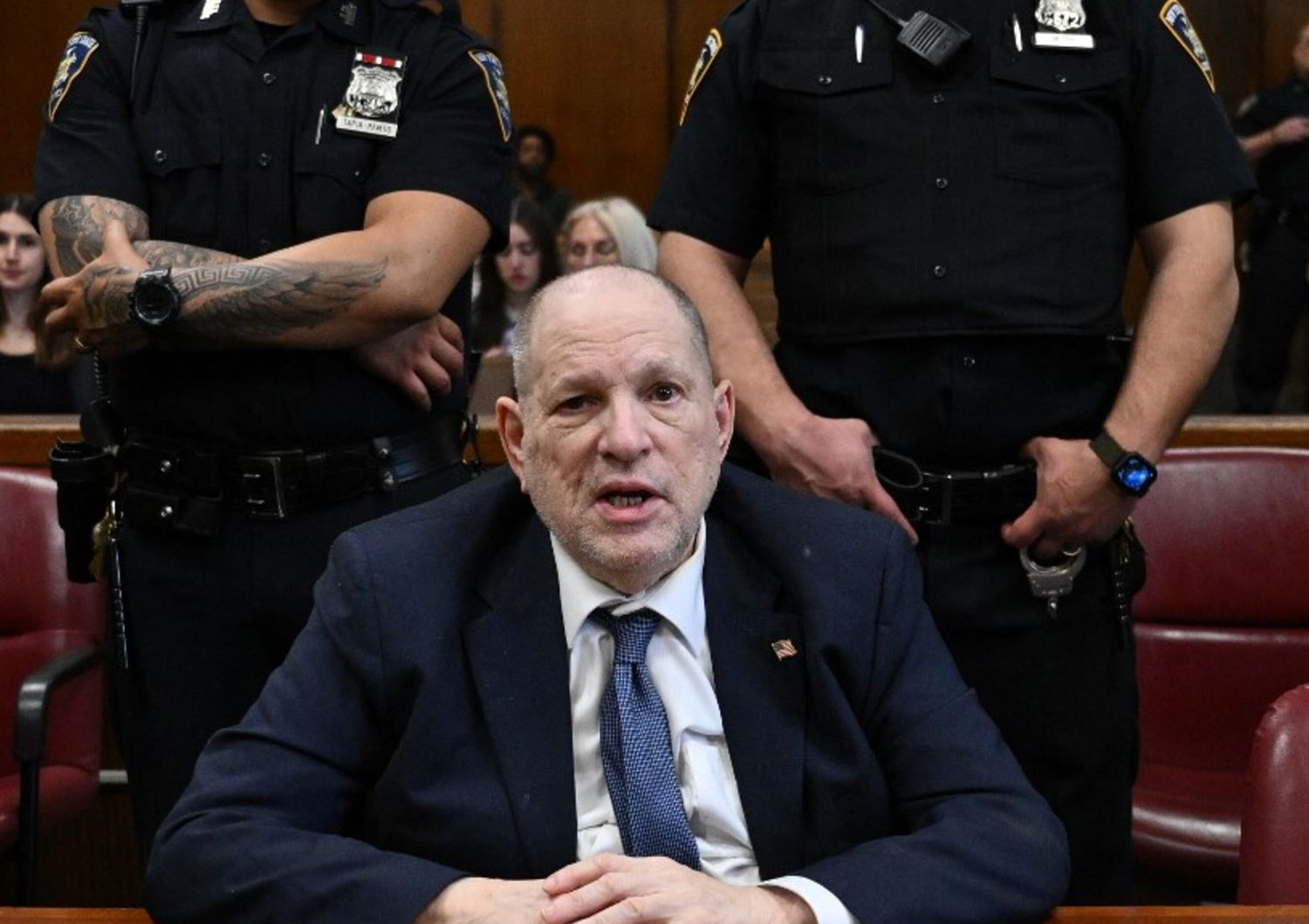 Nuovo processo per Harvey Weinstein. L'ex produttore in udienza in sedia a rotelle