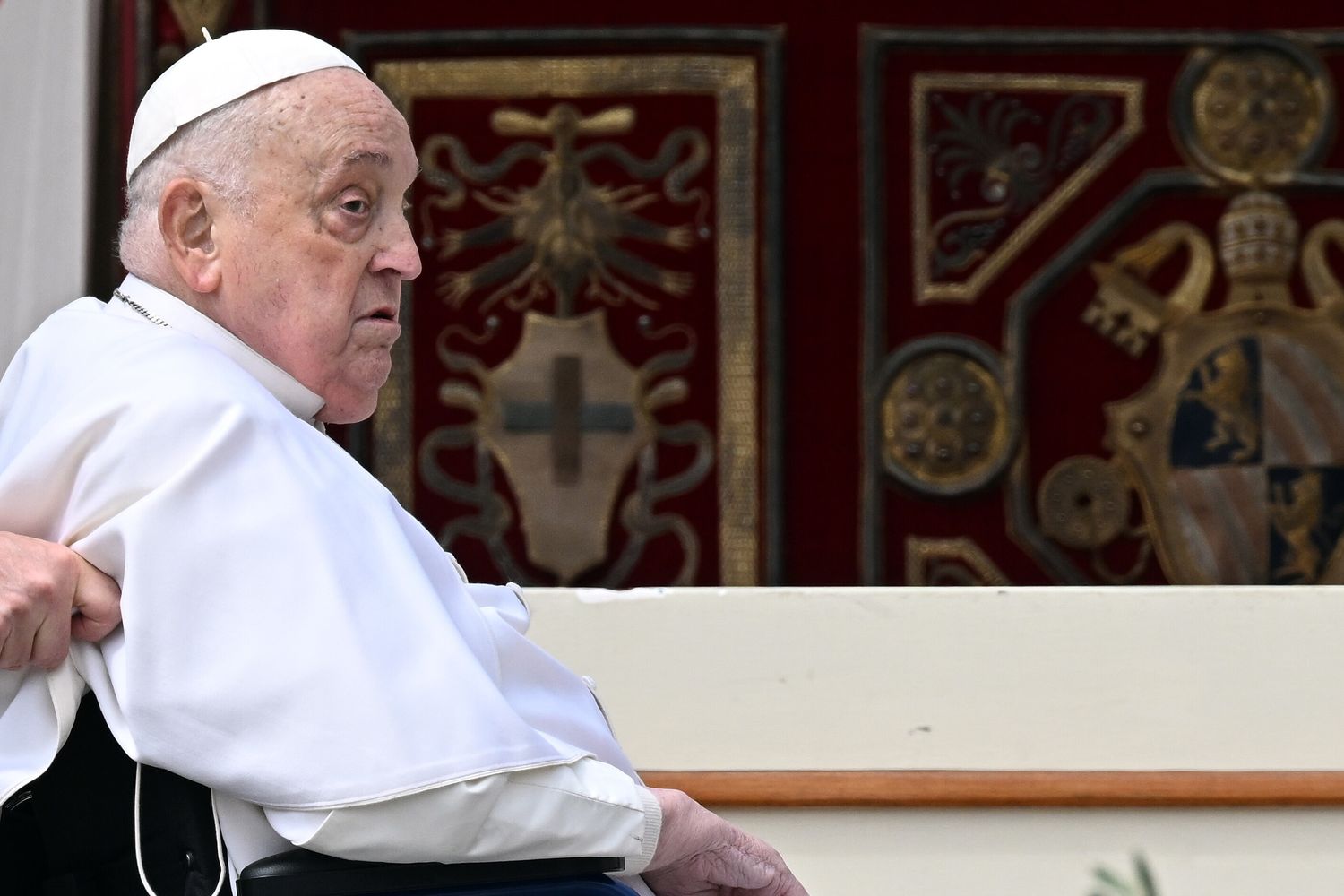 Il Papa migliora, sue le meditazioni per la Via Crucis