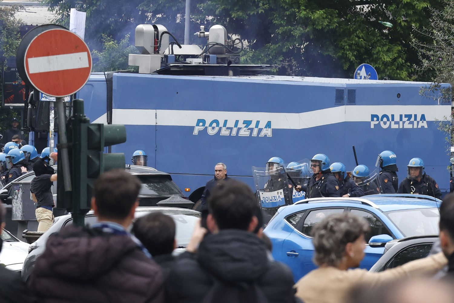 Scontri al derby, stop di tre giornate alle trasferte dei tifosi di Roma e Lazio