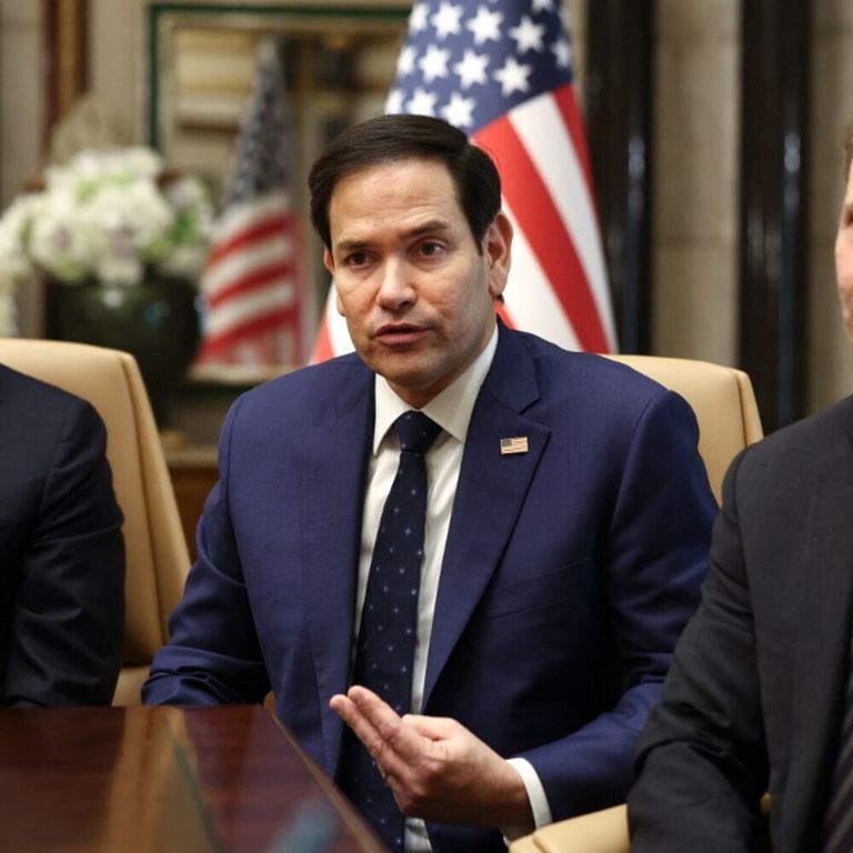 Segretario di Stato degli Stati Uniti Marco Rubio (C), Consigliere per la Sicurezza Nazionale Mike Waltz (R) e Inviato speciale per il Medio Oriente Steve Witkoff