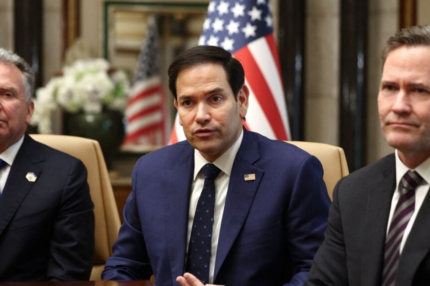 Segretario di Stato degli Stati Uniti Marco Rubio (C), Consigliere per la Sicurezza Nazionale Mike Waltz (R) e Inviato speciale per il Medio Oriente Steve Witkoff