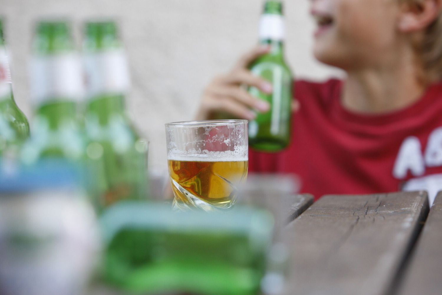 Adolescenti, alcol e droga (Afp)