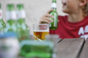 Adolescenti, alcol e droga (Afp)