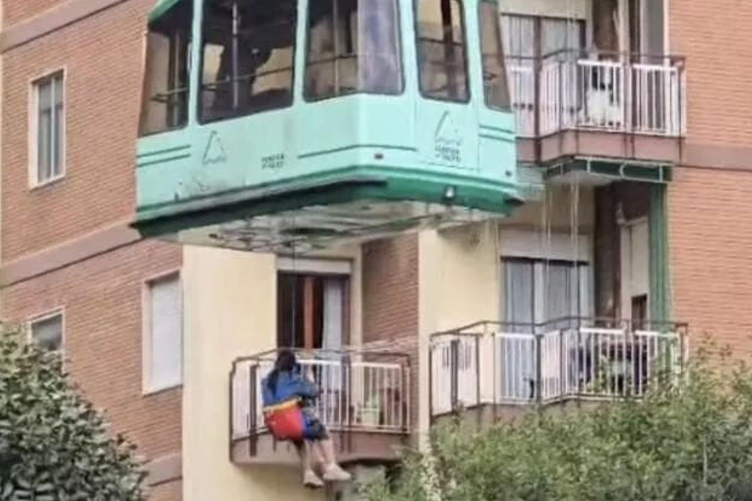 Si spezza un cavo della funivia del Faito, momenti di terrore per 16 passeggeri. Tutti soccorsi