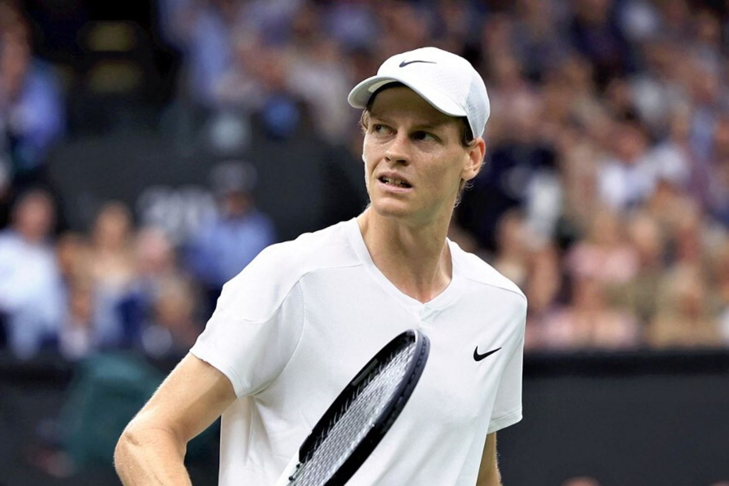 Ritorno in campo per Jannik Sinner: allenamento ufficiale con il numero 6 al mondo