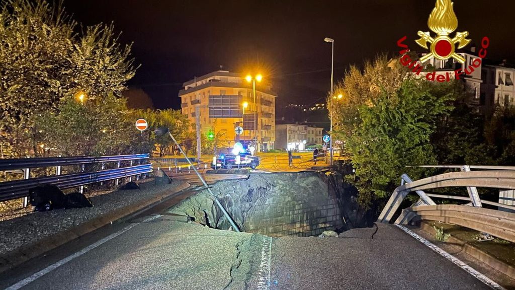 Maltempo in Veneto, padre e figlio inghiottiti in auto in una voragine. Recuperati i corpi