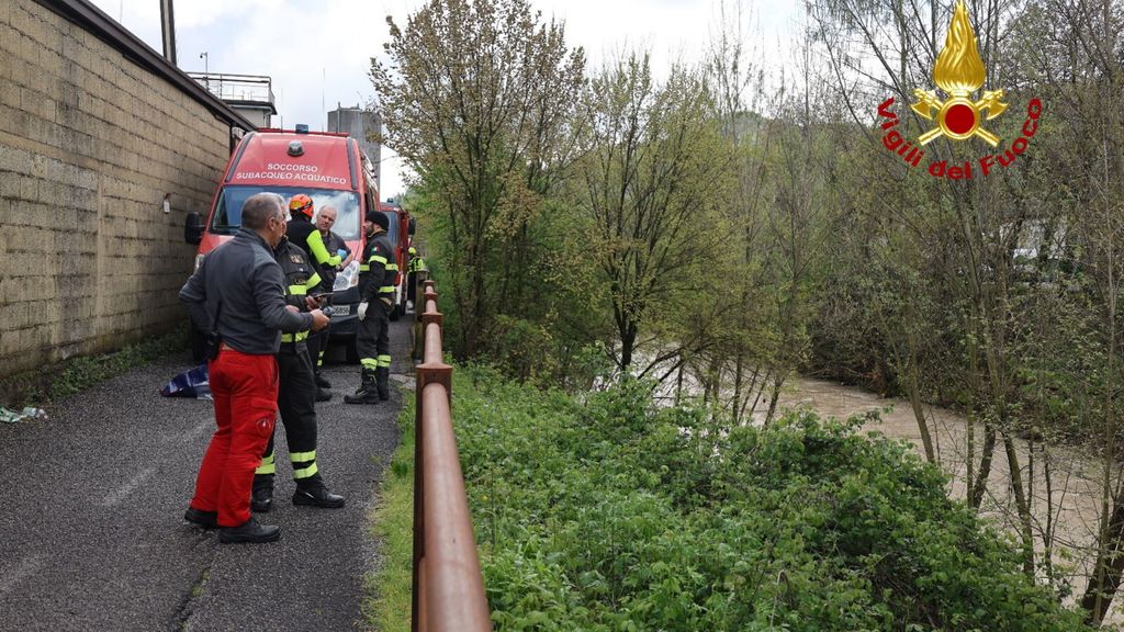 Maltempo in Veneto, padre e figlio inghiottiti in auto in una voragine. Recuperati i corpi